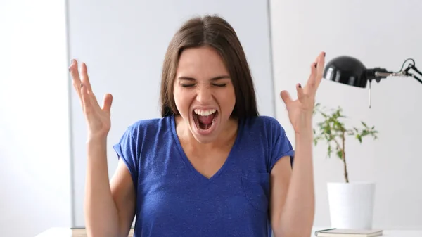 Crier belle femme devenir fou — Photo