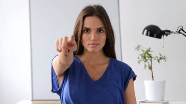 Güzel kadın ofiste kamera işaret