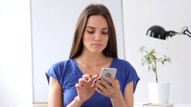 Smartphone tarama, Internet kullanımı güzel kadın