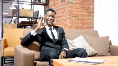 Afro-Amerikan işadamı gösteren ok işareti