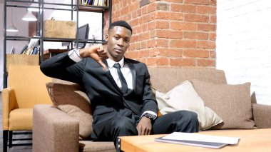 Başparmak aşağı Afro-Amerikan işadamı tarafından