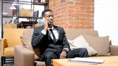 smartphone üzerinde konuşan işadamı