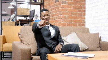 Afro-Amerikan işadamı kameraya işaret