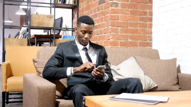 Afro-Amerikan işadamı smartphone, kapalı kullanma