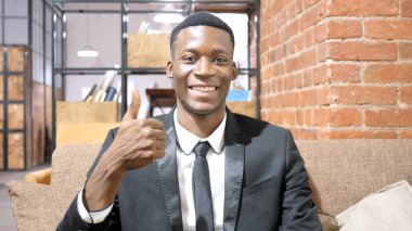 Başparmak yukarıya Afro-Amerikan işadamı tarafından