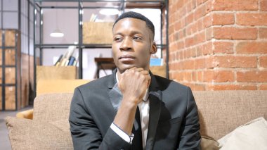 Düşünme, planlama düşünceli siyah iş adamı