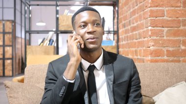 Afro-Amerikan işadamı Smartphone'da konuşuyor