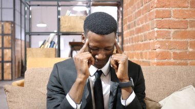 Baş ağrısı, hayal kırıklığı, depresif siyah işadamı