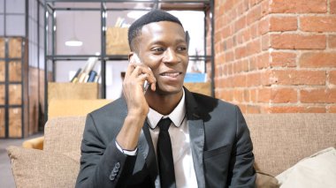 Afro-Amerikan işadamı Smartphone'da konuşuyor