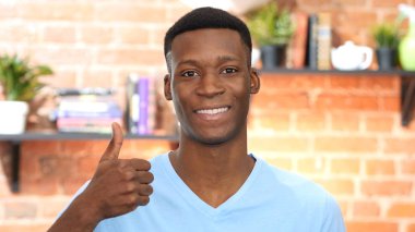 Başparmak yukarıya Afro-Amerikan genç adam tarafından