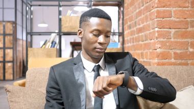 Afro-Amerikan işadamı smartwatch, Office kullanarak