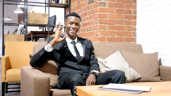 Afro-Amerikan işadamı gösteren ok işareti