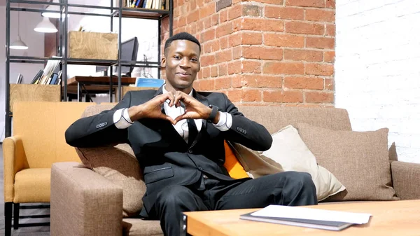 Handgemachtes Herzschild von schwarzem Mann, drinnen — Stockfoto
