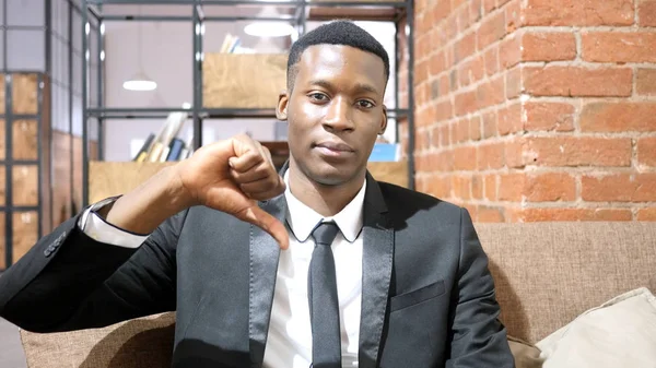 Başparmak aşağı Afro-Amerikan işadamı tarafından