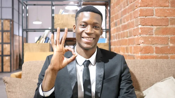 İş adamı tamam işareti gösteriyor