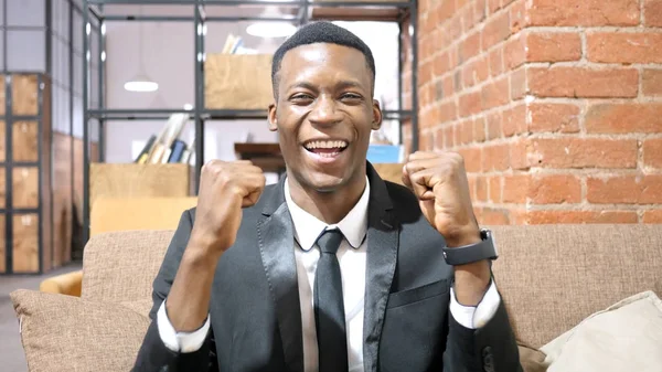 Exitoso empresario afroamericano celebrando el éxito —  Fotos de Stock