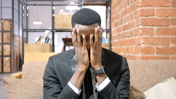 Hombre de negocios afroamericano reaccionando al fracaso, concepto de estrés —  Fotos de Stock