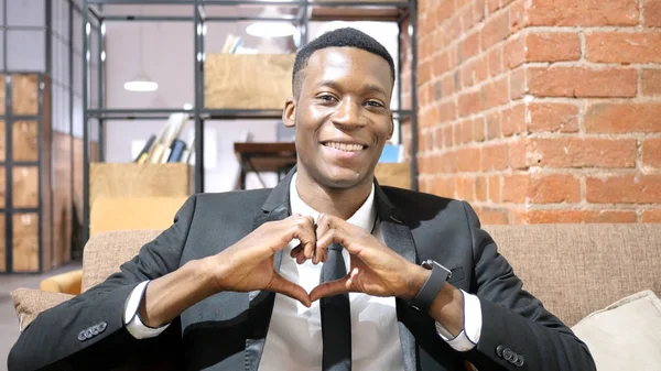 Signo de corazón hecho a mano por Black Businessman —  Fotos de Stock