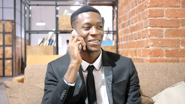 Afro-Amerikan işadamı Smartphone'da konuşuyor