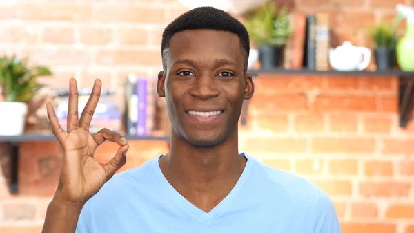 Afro-americano joven mostrando Ok signo —  Fotos de Stock