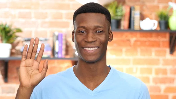 Schwarzer junger Mann winkt mit der Hand, hallo, hallo, Porträt — Stockfoto
