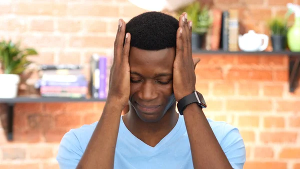 Joven negro reaccionando al fracaso, concepto de estrés —  Fotos de Stock