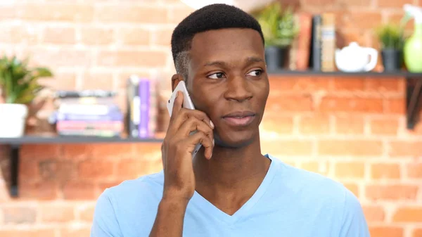 Joven negro hablando en Smartphone —  Fotos de Stock