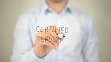 Yetkili servis, şeffaf ekranda yazma adam