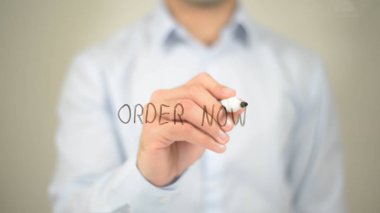 Şimdi, şeffaf ekranda yazma adam sipariş