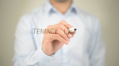 Kira hukuku, şeffaf ekranda yazma adam