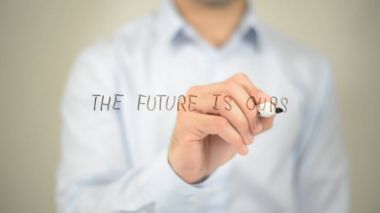 Gelecek bizimdir, şeffaf ekranda yazma adam