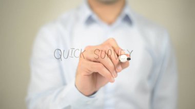 Hızlı anket, şeffaf ekranda yazma adam