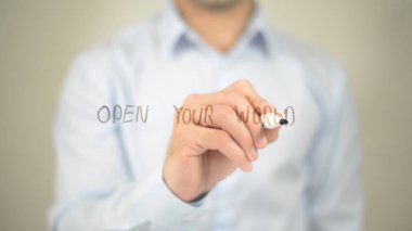 Açık dünya, adam şeffaf ekranda yazma