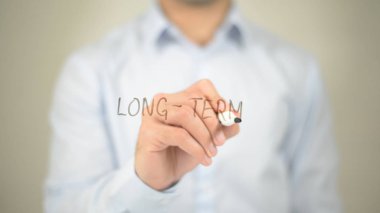 Uzun vadeli, adam şeffaf ekran üzerine yazma