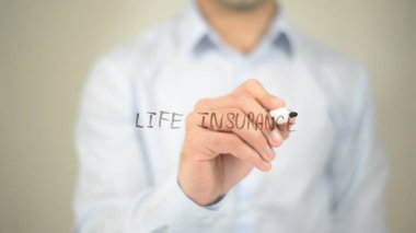 Hayat sigortası, şeffaf ekranda yazma adam
