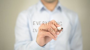 Her şey içinde ılımlılık, şeffaf ekranda yazma adam