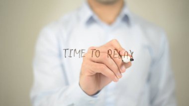 Zaman için dinlenmek, şeffaf ekranda yazma adam