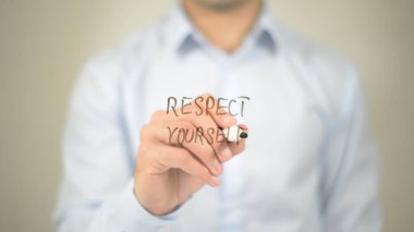 Kendine, şeffaf ekranda yazma adam saygı