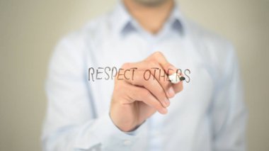 Diğerleri, şeffaf ekranda yazma adama saygı