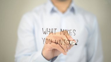 Benzersiz kılan nedir? adam şeffaf ekranda yazma