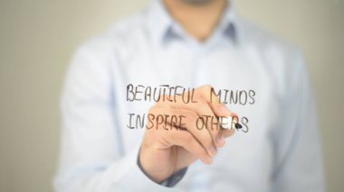 Güzel kafasında ilham diğerleri, şeffaf ekranda yazma adam