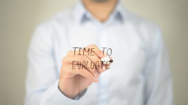 Zaman için değerlendirmek, şeffaf ekranda yazma adam