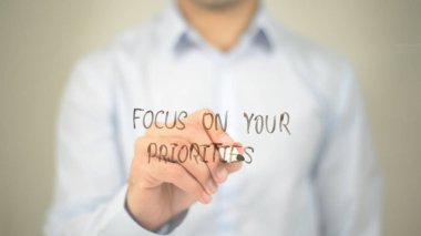 Şeffaf ekranda yazma adam senin öncelikleri odaklanmak