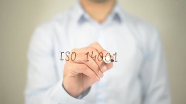 ISO 14001, şeffaf ekranda yazma adam