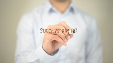 Başarı Ahead, şeffaf ekranda yazma adam