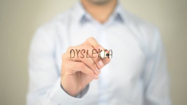 Disleksi, şeffaf ekranda yazma adam