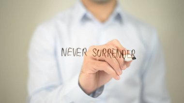 Asla Teslim Olma, Saydam Ekrana Yazan Adam