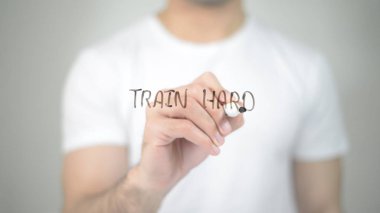 Sabit, şeffaf ekranda yazma adam tren