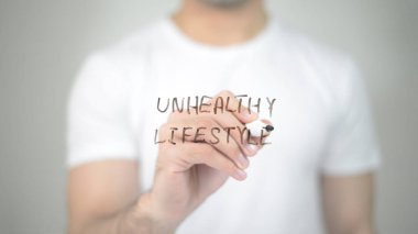 Sağlıksız yaşam tarzı, şeffaf ekranda yazma adam
