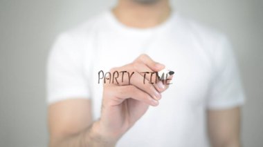 Parti zamanı, şeffaf ekranda yazma adam